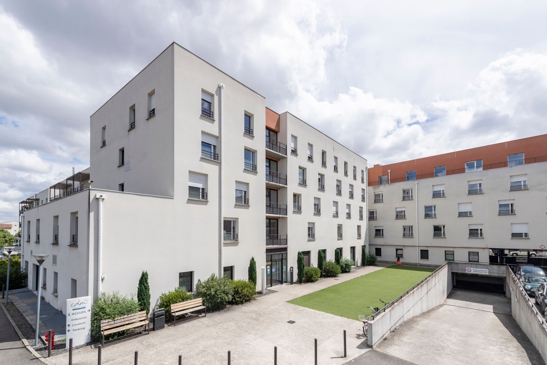 Photo illustrant l'intégralité du bâtiment de la clinique des minimes ainsi que sa cour intérieure