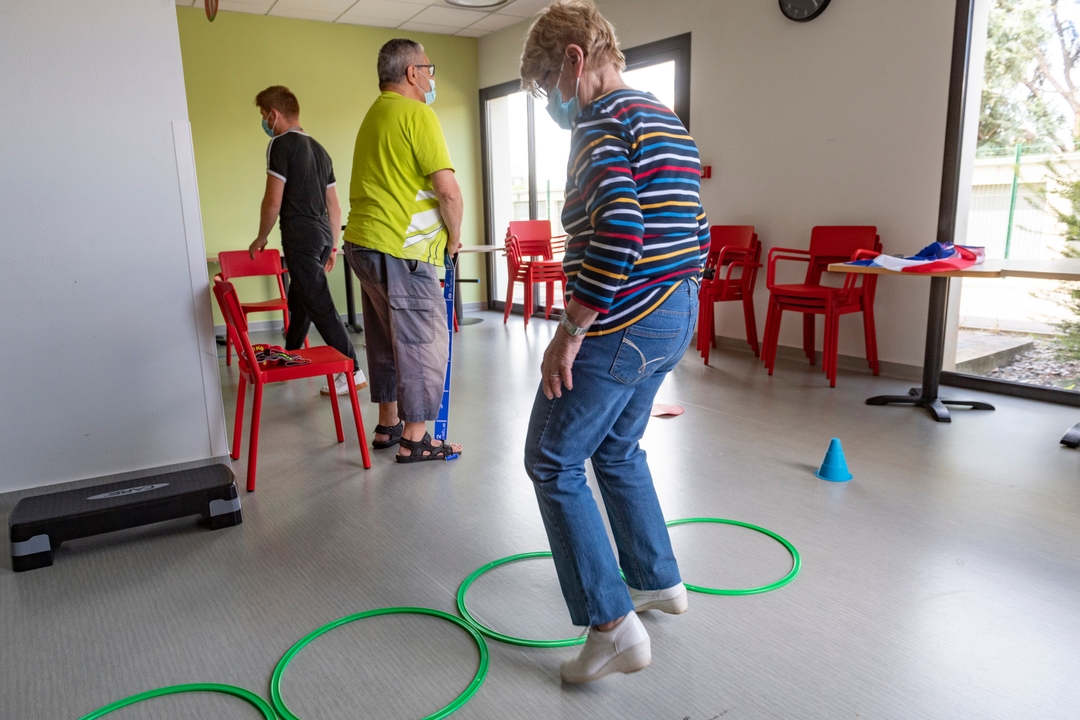 Photo illustrant une patiente en train de réaliser des exercices avec des cerceaux grâce à la méthode montessori au sein de la clinique des minimes