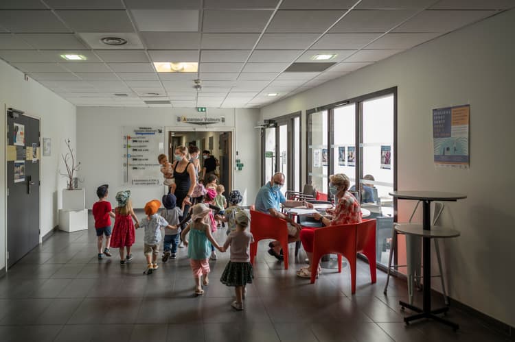 Photo illustrant des enfants se tenant la main dans les couleurs de la clinique des minimes