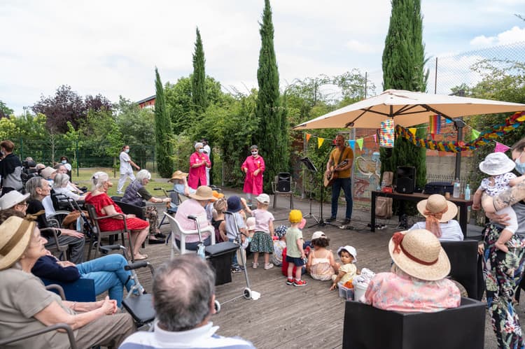 Photo illustrant un concert en extérieur avec les patients de la clinique des minimes et les enfants de la crèche les "Mini-Mômes"