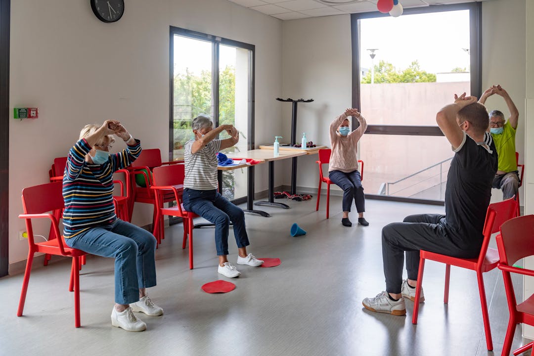 Photo illustrant un groupe de patients réalisant des exercices de motricité par le biais de la méthode montessori, utilisée au sein de la clinique des minimes